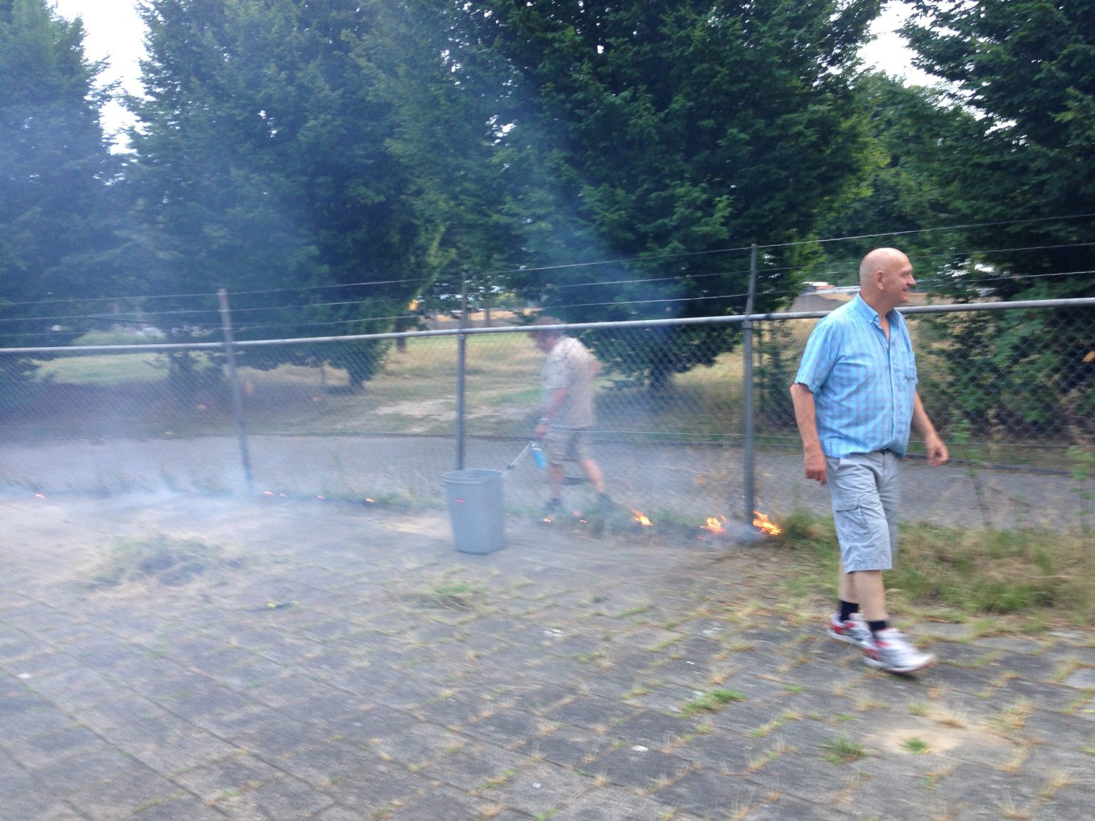 Parkeerplaats weer onkruidvrij…